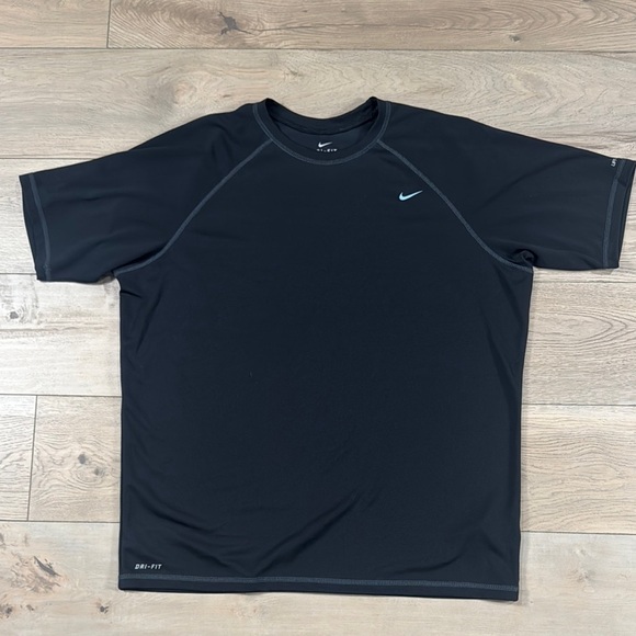 Nike Dri-Fit UV Protection Men’s Black Swim Shirt Short Sleeve - Picture 1 of 9